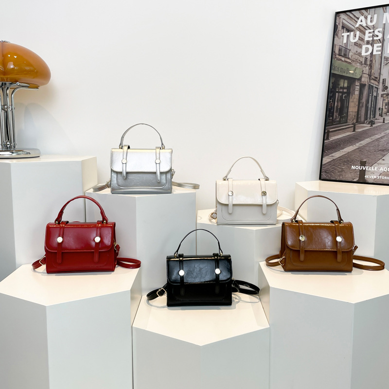 A simple and fashionable commuter handbag for 2024 winter, a versatile ins single-shoulder crossbody bag, a small square bag for women Application Scenario