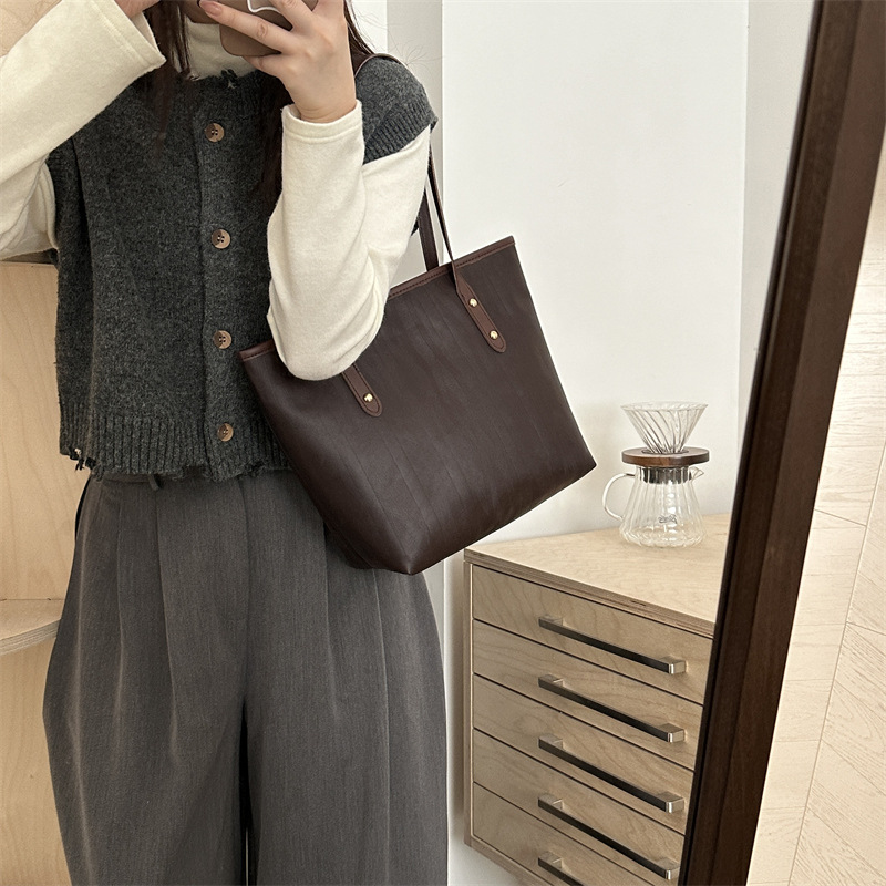 This year, large-capacity bags are in fashion. The new single-shoulder bags for women's 2024 autumn and winter are simple, stylish and have a commuting feel details Picture