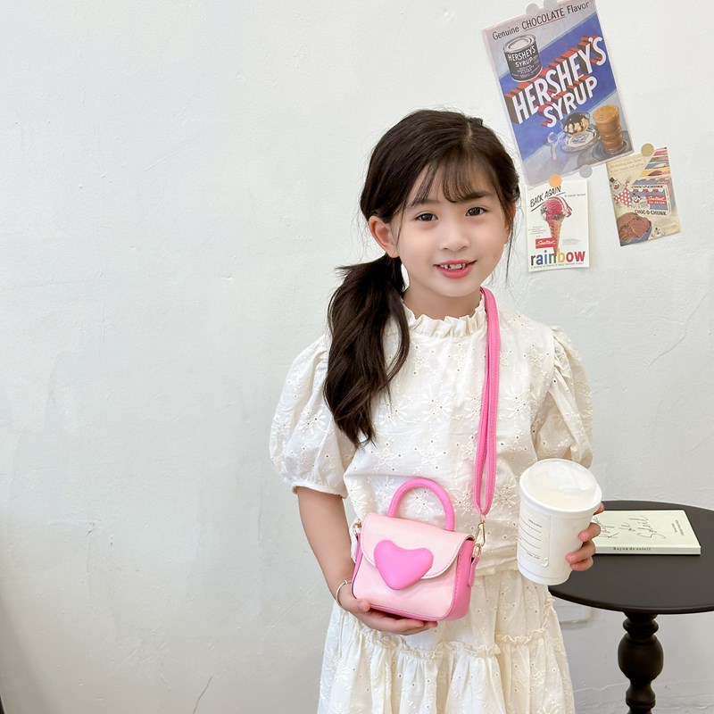 A new trendy and stylish children's single-shoulder handbag with small change, featuring a cartoon heart color contrast Specification drawing