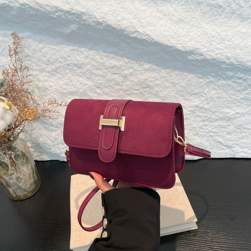 The new 2024 winter fashion suede small square bag, a niche quality bag for women, a stylish single-shoulder crossbody bag full figure