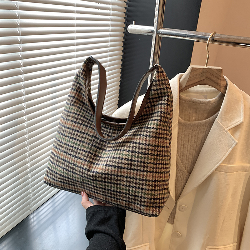 Large-capacity fashionable checkered bag for women, new autumn/winter 2024, Korean style contrasting color underarm bag, versatile single-shoulder handbag full figure