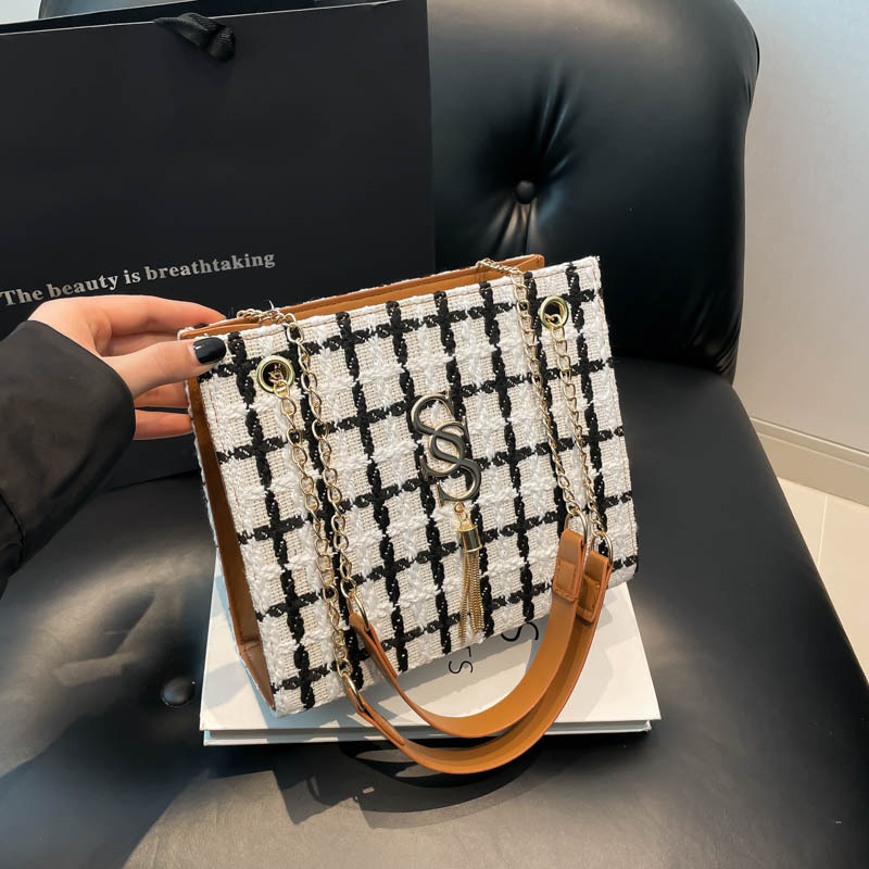 A grand, commuting, fashionable, simple and high-quality chain shoulder bag, a new winter 2024 checkered trendy underarm tote bag full figure