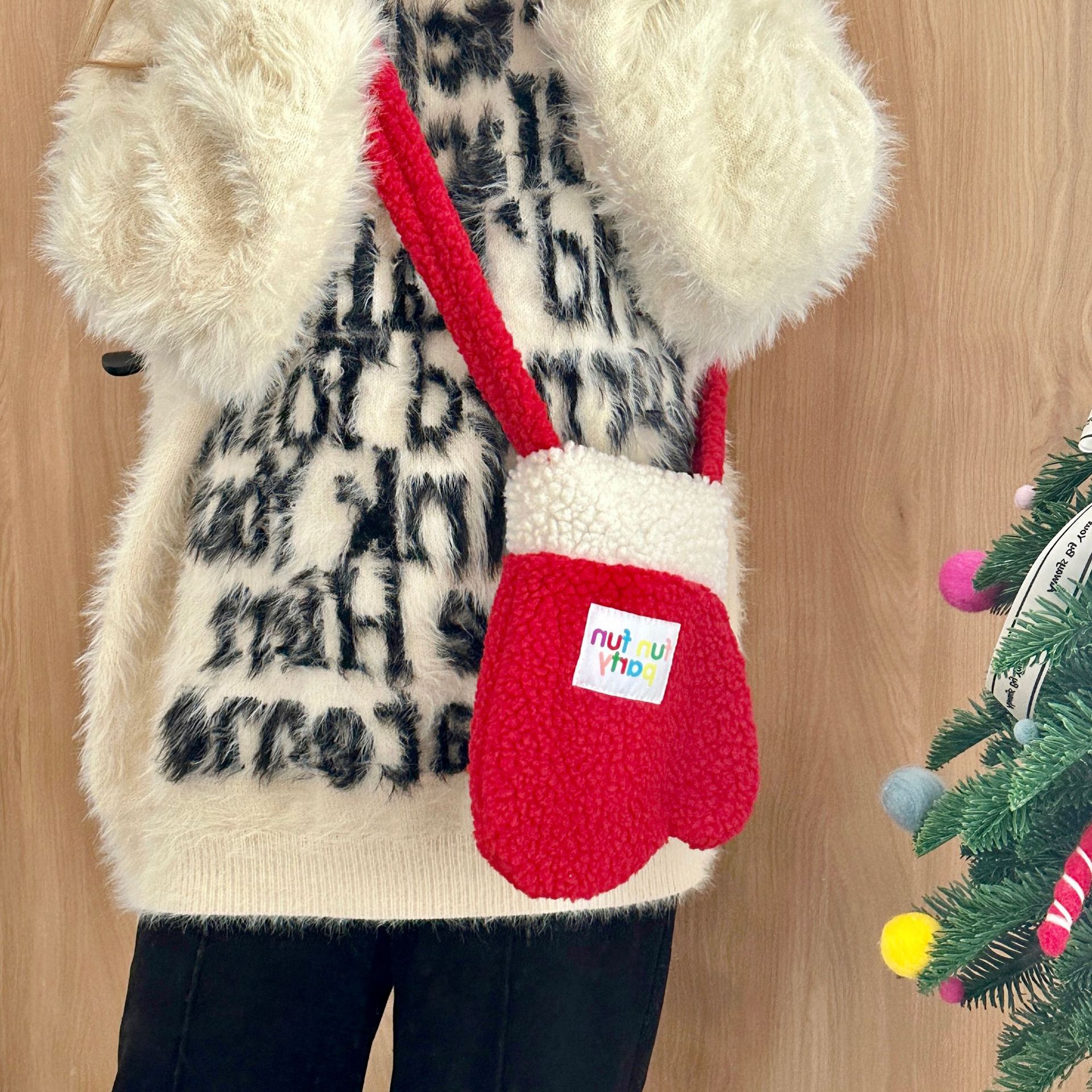 New 2024 Christmas glove crossbody bag, a niche and fashionable New Year's Day red bag, a single-shoulder plush bag, versatile and casual full figure