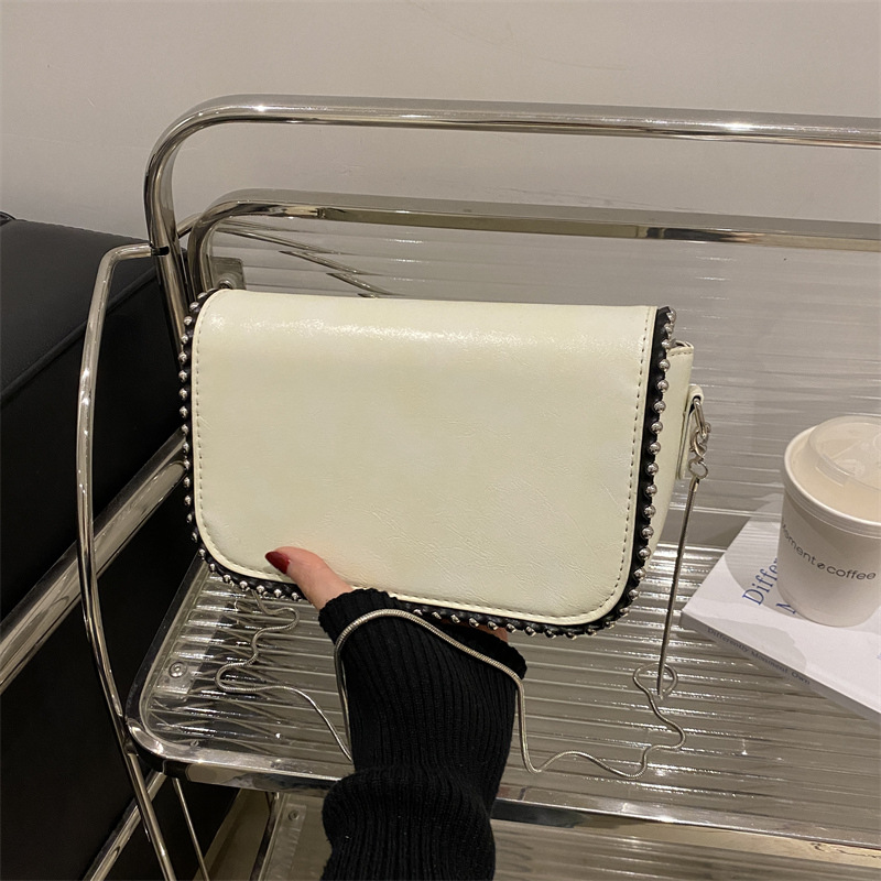 This year, the popular design-sense bags for women in 2025 are the new niche chain small square bag, a fashionable and versatile single-shoulder crossbody bag full figure