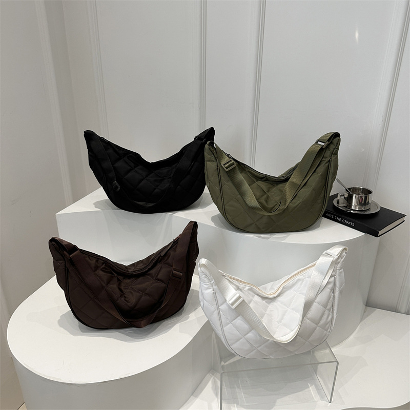 Solid color, simple diamond-shaped embroidered thread crossbody bag, dumpling bag, high-quality commuting, large-capacity women's single-shoulder bag Application Scenario