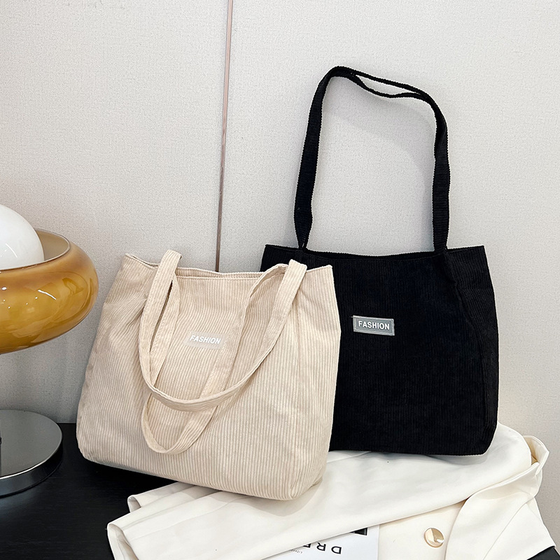 The 2024 new style of casual single-shoulder bag for women is in stock. The simple and stylish textured tote bag and the single-shoulder armpit bag are selling well details Picture