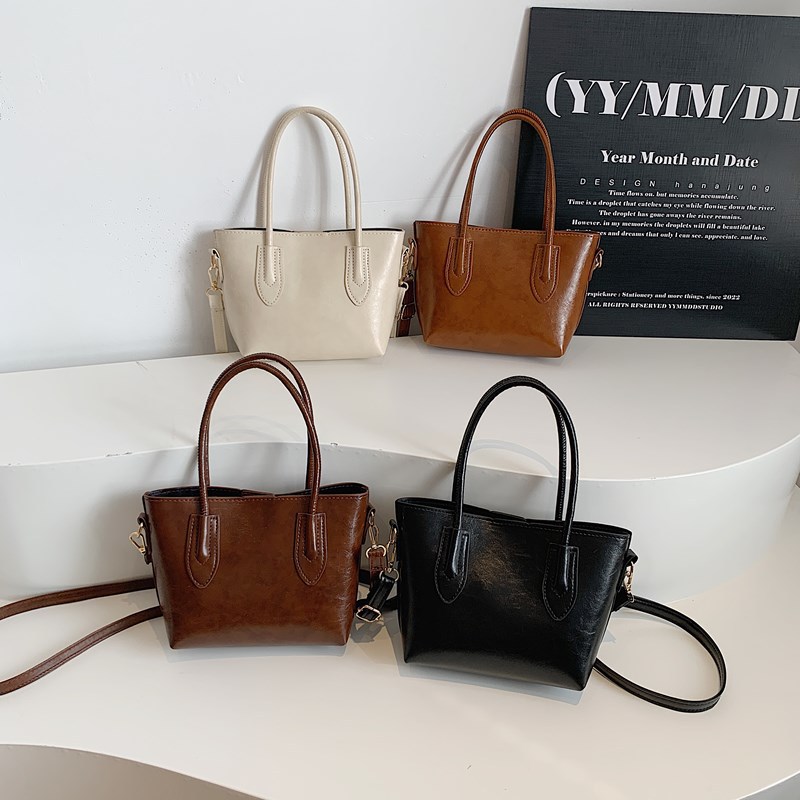 Retro and fashionable large-capacity underarm bag 2025, a niche design, new spring tote bag, commuter single-shoulder bag Application Scenario
