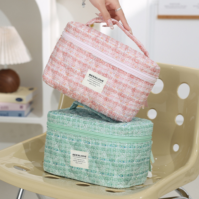 The new Embroidered Dream Heaven and Earth Cover makeup bag, travel cosmetics storage bag, small fragrance style makeup bag, large capacity, high-end feel details Picture
