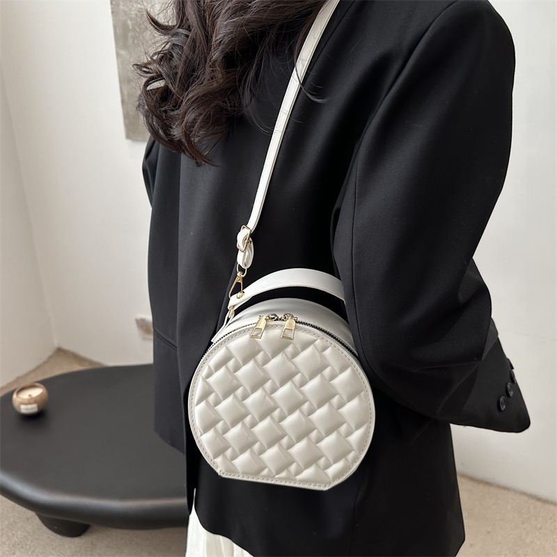 The 2025 new cross-border simple small round bag is fashionable and high-end. It features a niche design and is versatile and trendy. It is a single-shoulder crossbody bag for women Specification drawing