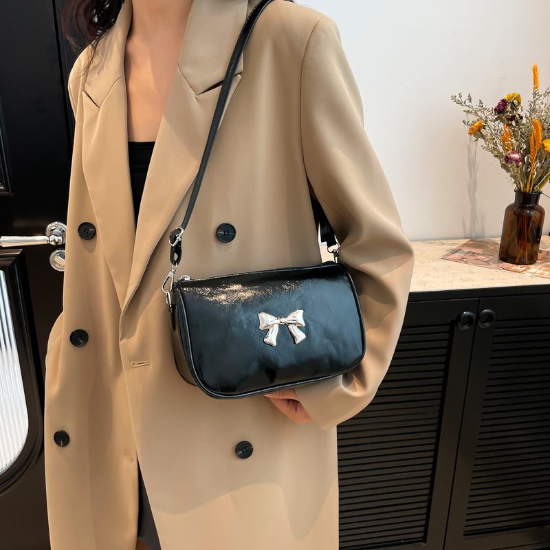 This year, a trendy Korean-style bow leather single-shoulder bag for women's 2024 winter commuting crossbody is in fashion Specification drawing