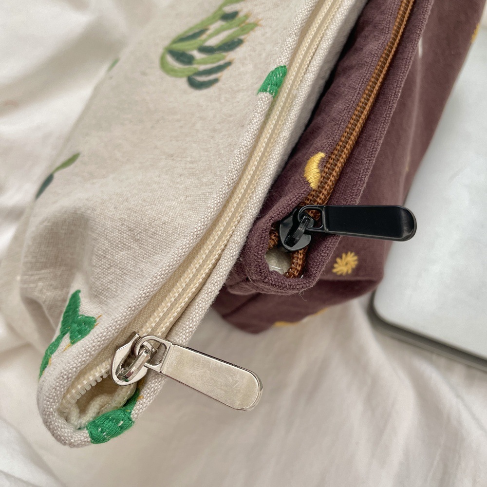 44201 Embroidered Cactus Dinosaur Makeup Bag, Toiletries Bag, portable carry-on bag, Storage bag, Storage bag for girls Specification drawing