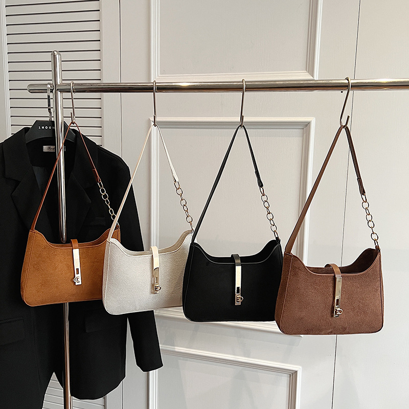 This 2024 retro new design is stylish and stylish, popular for casual winter. It features a simple lockable crossbody single-shoulder bag for women Application Scenario