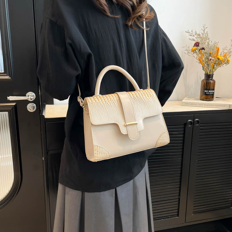 This is a trendy solid-color crossbody bag for women in the spring of 2025, featuring a casual and stylish style. It is a small square bag with a single shoulder and armpits details Picture