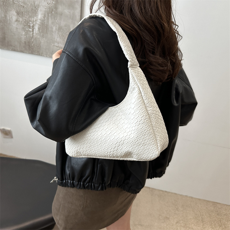 A new retro, casual and fashionable single-shoulder bag for women with a large capacity of woven diamond-patterned commuting dumplings details Picture