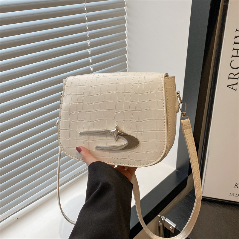 A casual, elegant, trendy and personalized saddle bag for Spring/Summer 2025, a cute and girlish single-shoulder crossbody small bag full figure
