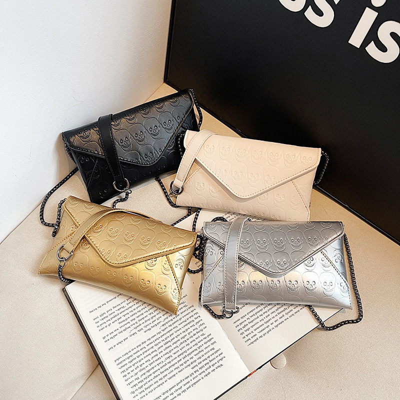 A new, versatile chain lady's dinner bag with a trendy and niche skull envelope from Europe and America, and a fashionable single-shoulder crossbody bag Application Scenario