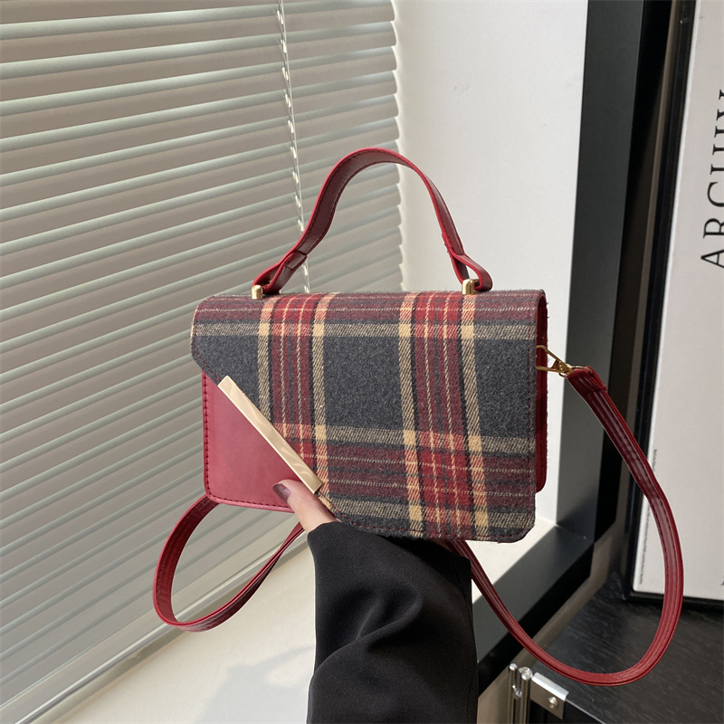 The new Korean-style checkered versatile single-shoulder bag for women in the 2024 autumn and winter season features a retro color-blocking texture and a commuting crossbody bag full figure