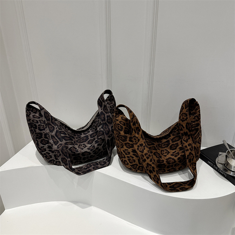 A new large-capacity leopard print tote bag from South Korea, an ins casual and fashionable large-capacity versatile single-shoulder bucket bag Application Scenario