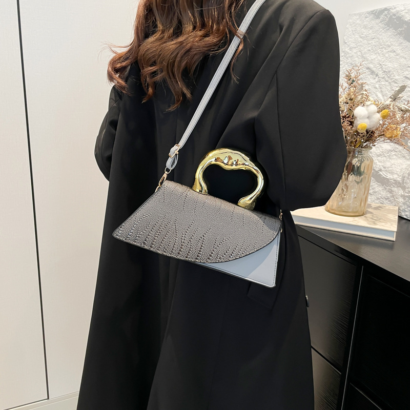New 2024 autumn collection of niche design handbags, women's bags, personalized crocodile pattern single-shoulder bags, glossy patent leather crossbody bags details Picture