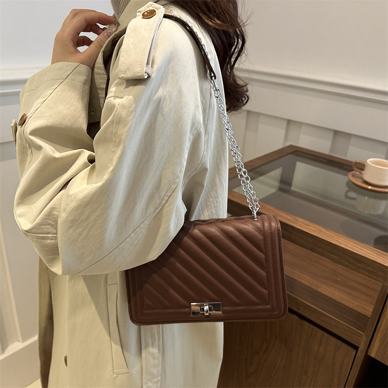 The new 2024 autumn collection features niche designs such as single-shoulder bags, casual and versatile underarm bags, women's bags, and simple crossbody bags Specification drawing