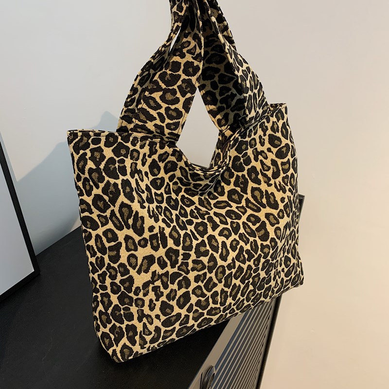 Korean version 2024 autumn/winter leopard print canvas bag, casual and fashionable printed handbag, simple and retro large-capacity single-shoulder bag full figure
