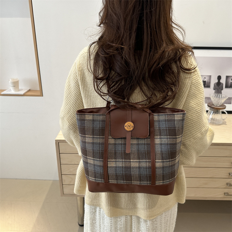 Woolen checkered large-capacity bag for women's winter 2024 new style trendy retro tote bag, versatile casual backpack Specification drawing