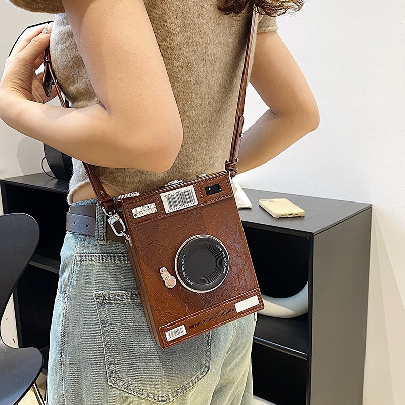 Single-shoulder retro camera box bag, retro oil wax leather design, small square bag with stitching, small square bag camera bag full figure