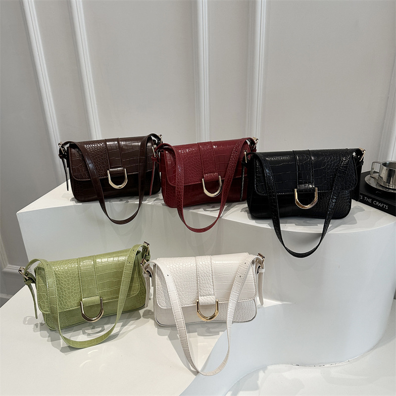 Solid color retro large-capacity 2025 spring new style simple, casual and fashionable crossbody single-shoulder underarm small square bag for women Application Scenario