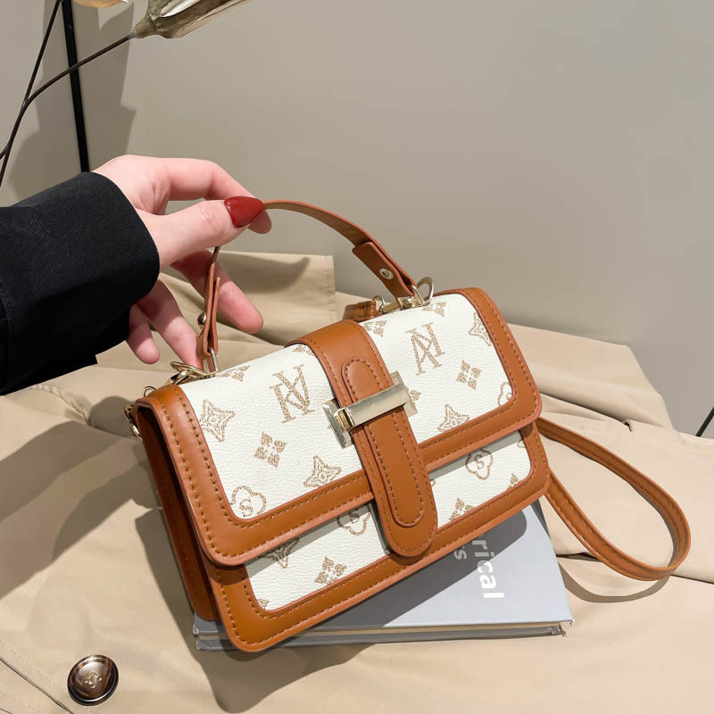 A stylish and stylish single-shoulder small square bag for the winter of 2024, featuring a niche design and a simple Korean-style hand-held crossbody bag full figure