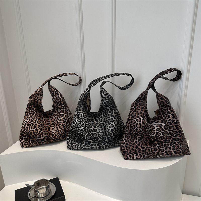 The 2024 new stylish and simple, large-capacity single-shoulder underarm bag with a leopard print personality and a lazy style Application Scenario