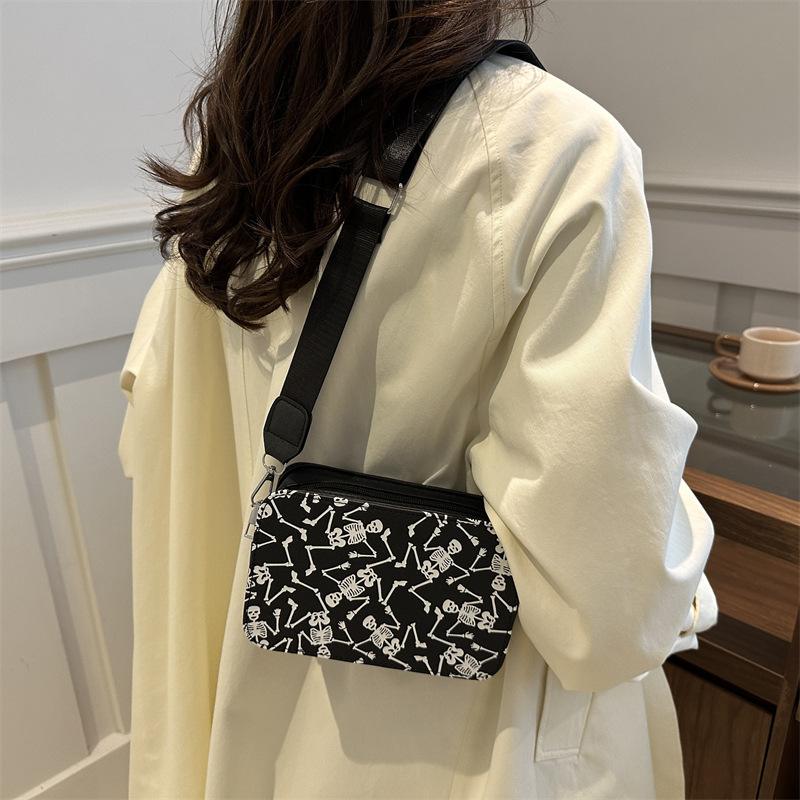 Casual commuting crossbody bag 2024 Autumn new style bag, women's unique and stylish single-shoulder bag, fashionable and simple small square bag Specification drawing