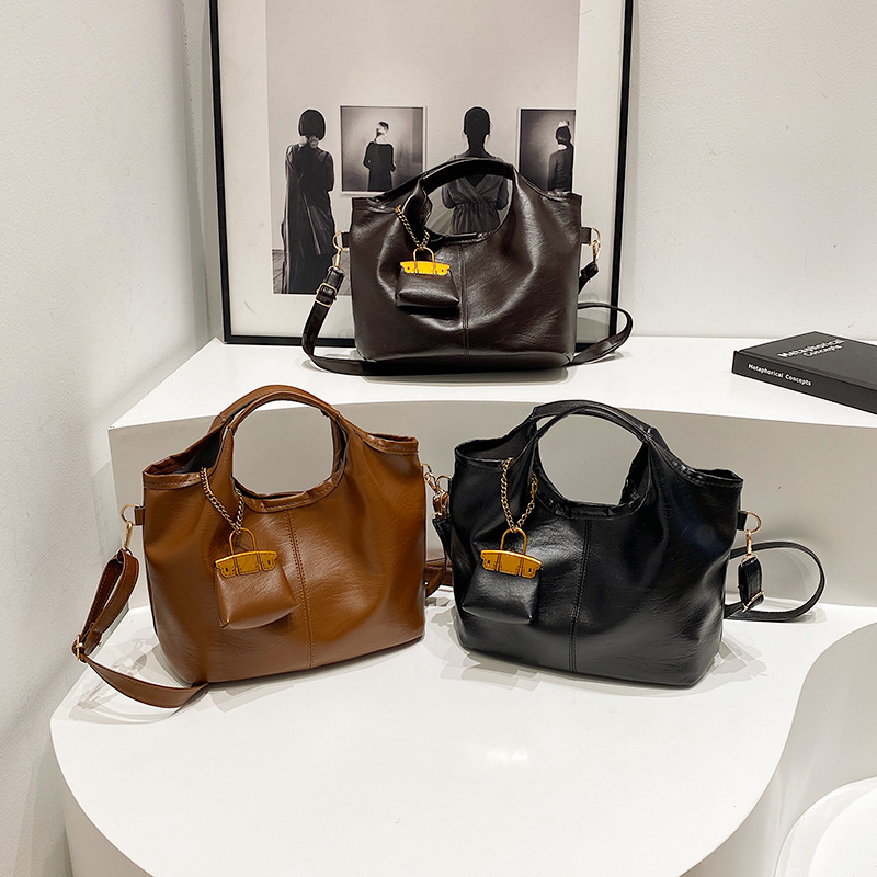 Autumn and winter retro fashion women's 2024 new large-capacity casual commuting solid-color mother-and-child hand-held crossbody tote bag Application Scenario