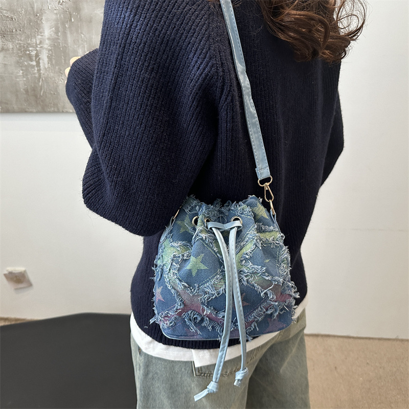 A new style of denim checkered bucket bag with a unique and stylish texture, a single-shoulder crossbody bag details Picture