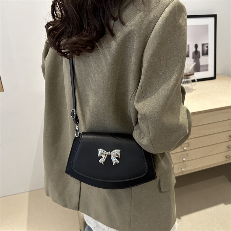 Korean style fashion bag for women 2024 New simple solid color versatile Butterfly commuter bag, high-end and niche crossbody bag details Picture