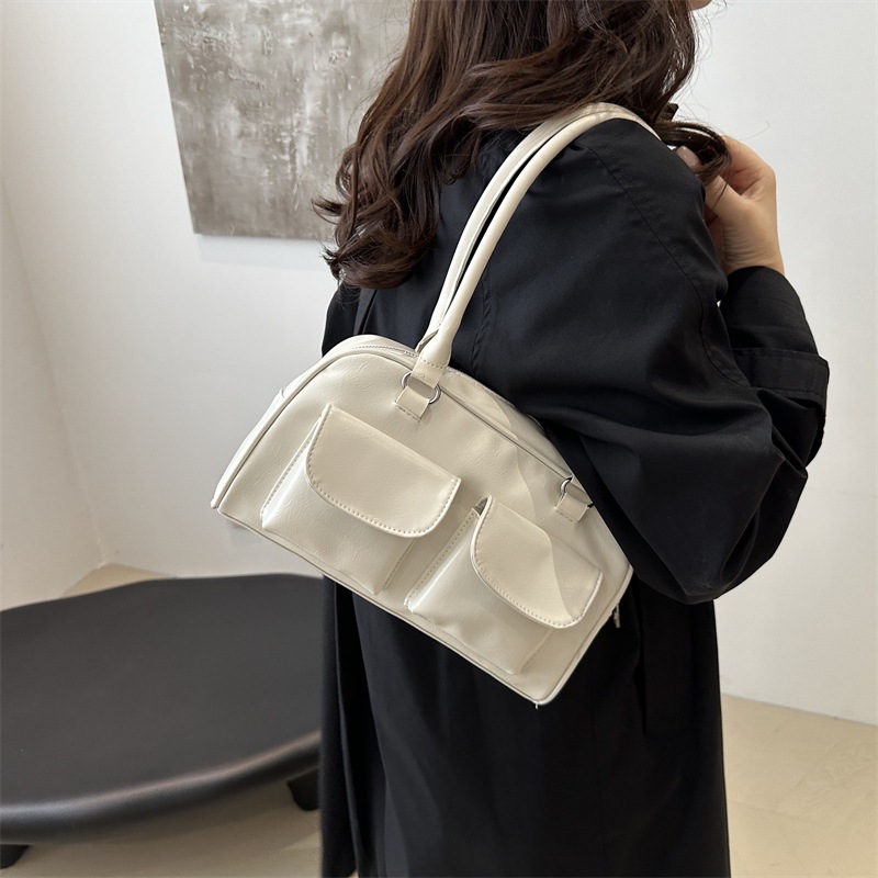 This autumn's stylish hand-held small square bag for trendy women is a popular bag this year. It's a new Korean-style fashionable single-shoulder bag for 2024 Application Scenario