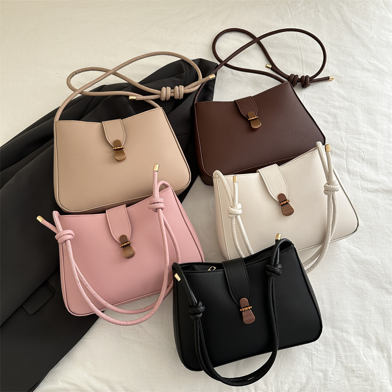 The 2025 new style of unique and niche Korean-style fashionable crossbody bag, a stylish commuter lady's single-shoulder crossbody underarm bag Application Scenario