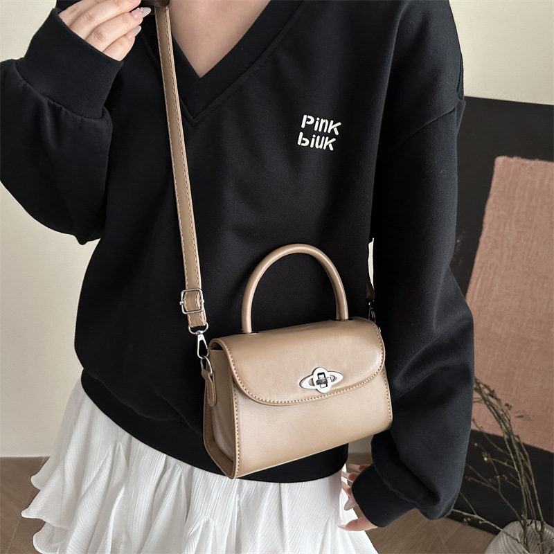 A high-end solid-color small handbag for women, a new 2025 niche soft leather handbag, a versatile single-shoulder crossbody small square bag Specification drawing