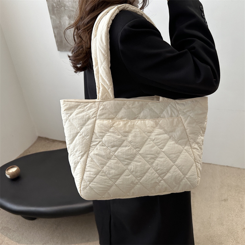 Korean Instagram cotton-padded jacket bag for women 2024 New style diamond-shaped large-capacity tote bag for commuting and shopping, single-shoulder bag details Picture