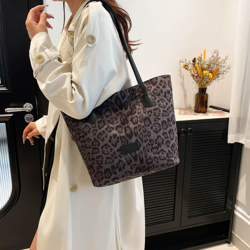 Leopard print suede bag for women, new winter 2024 trendy and fashionable school-style tote bag, a large capacity bag for casual commuting details Picture