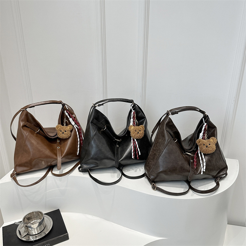 A large-capacity retro commuter bag for women, a new 2024 fashionable and casual tote bag, a niche trend and versatile shoulder bag Application Scenario