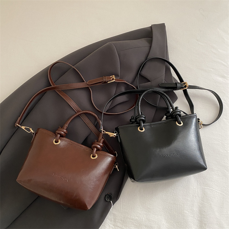 Cross-border high-end retro bag for women, Spring 2025 new versatile crossbody bag, fashionable and elegant hand-held shoulder bag Application Scenario