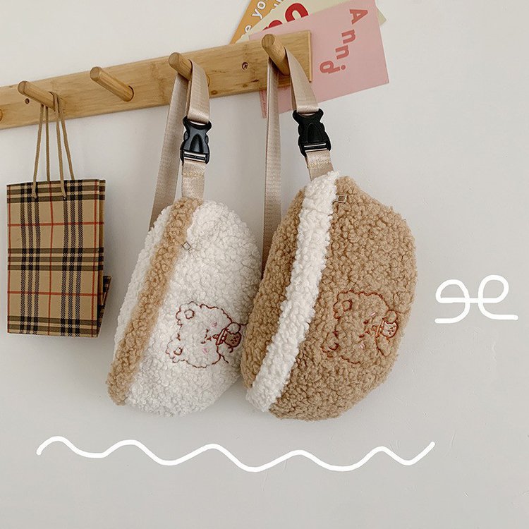 The 2020 autumn/winter new Japanese vintage style, cute and adorable cartoon embroidery, little bear soft girl, lamb fur single-shoulder crossbody bag full figure