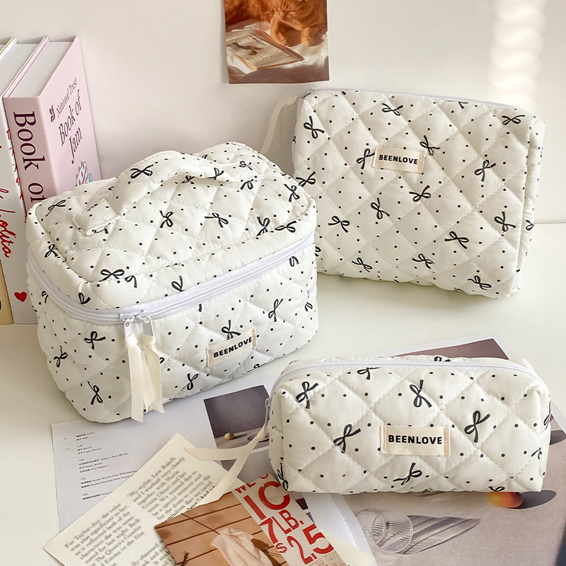 Runhui Fluctuation Butterfly Shadow Makeup Bag, large-capacity storage bag, Fashionable quilted Makeup Bag, Butterfly Pattern Makeup Bag Application Scenario