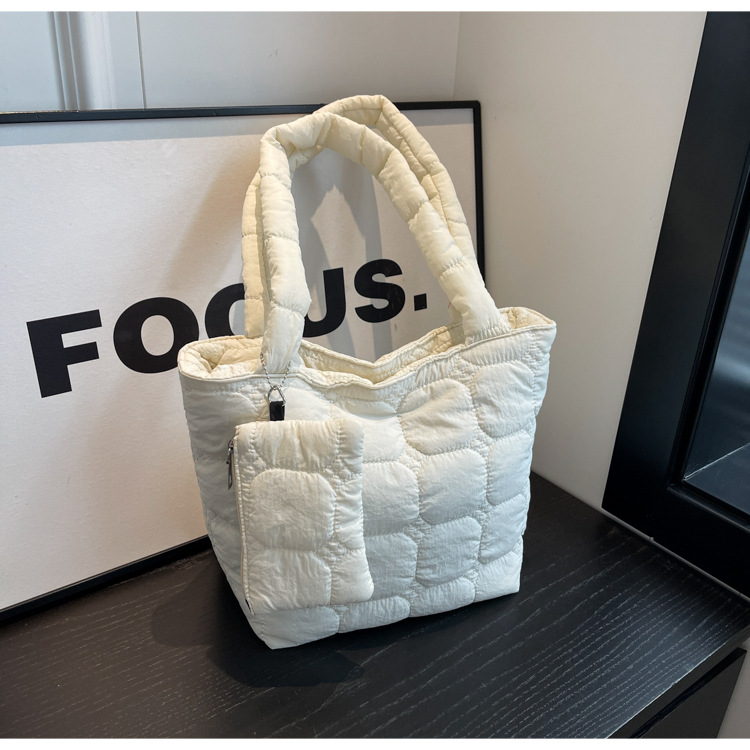 Korean-style cotton-padded jacket bags, single-shoulder bags, this year's popular new niche handbags, simple and versatile mother-and-child bags and women's bags full figure