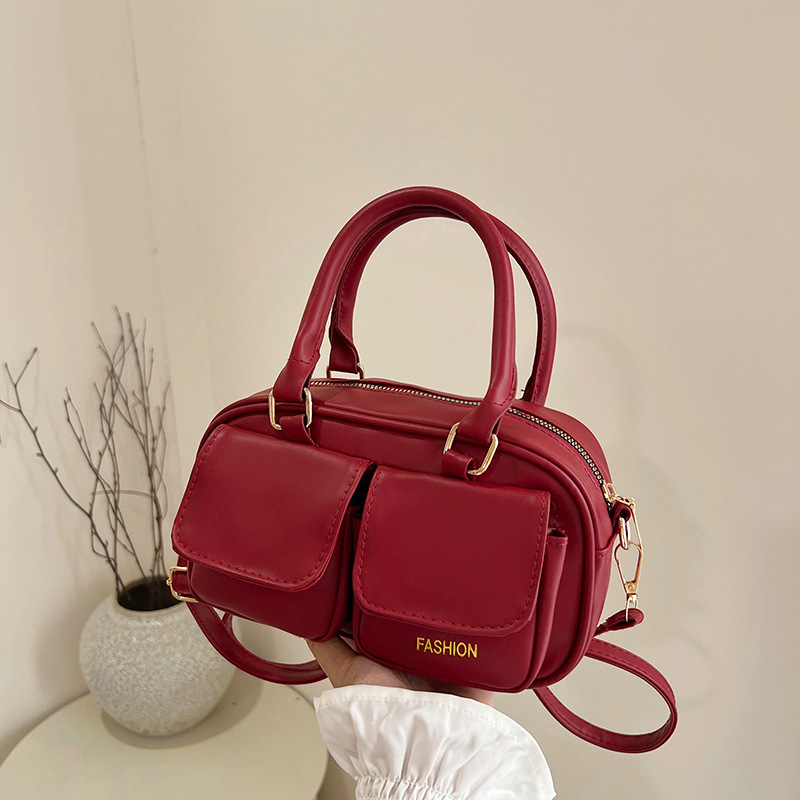 A trendy and retro style for women carrying small bags in 2025, a niche Korean single-shoulder crossbody pillow bag for commuting full figure
