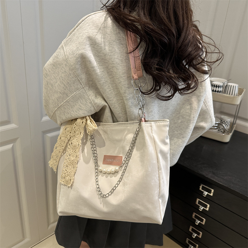 The new Korean version of the women's single-shoulder bag features a unique design and a high-end underarm bag. It is a fashionable and niche hand-held tote bag for women Application Scenario