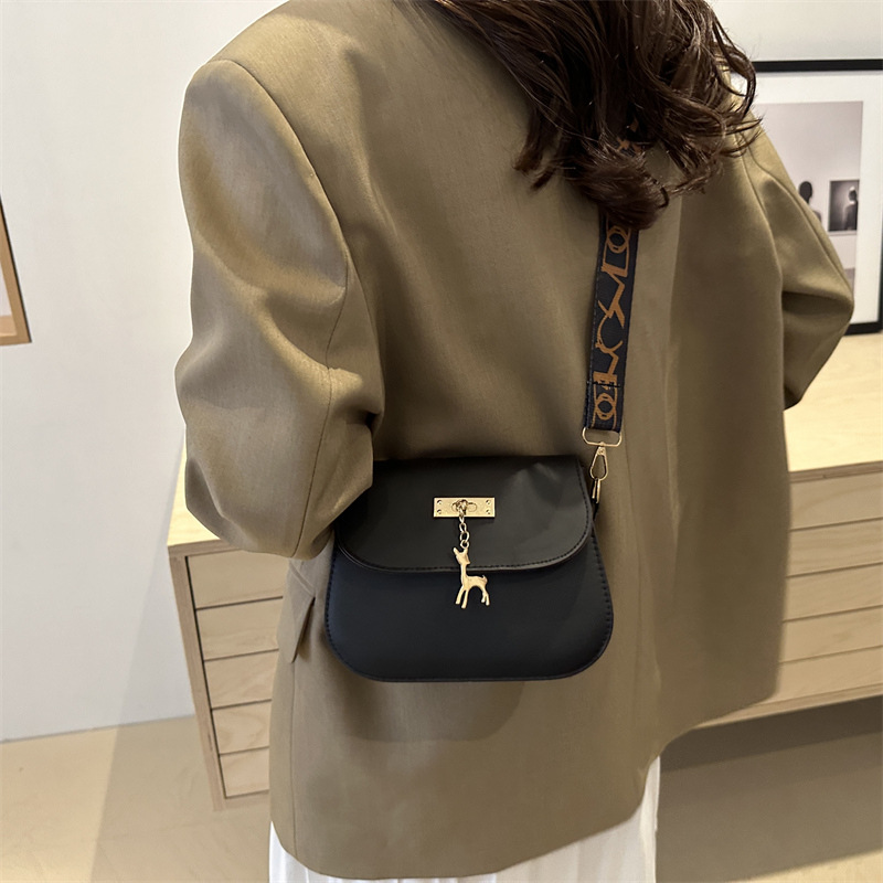 Personalized deer pendant simple wide shoulder strap women's bag 2024 Autumn new ins fashionable Korean version single-shoulder crossbody bag Specification drawing