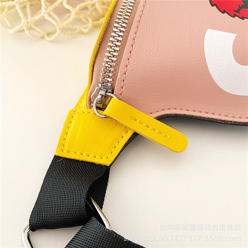2020 New Korean-style cute cartoon children's waist bag, baby fashion chest bag, crossbody bag, trendy boys' and girls' bag Application Scenario