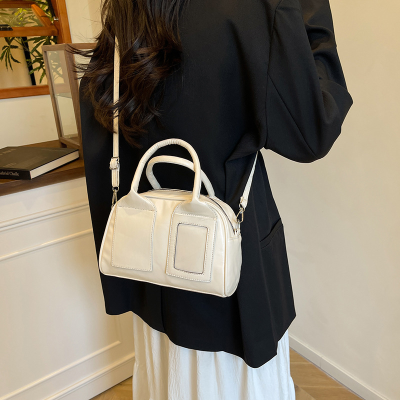 A new 2025 American retro hand-held bowling bag, a trendy, casual, high-end and elegant commuter crossbody bag for women details Picture