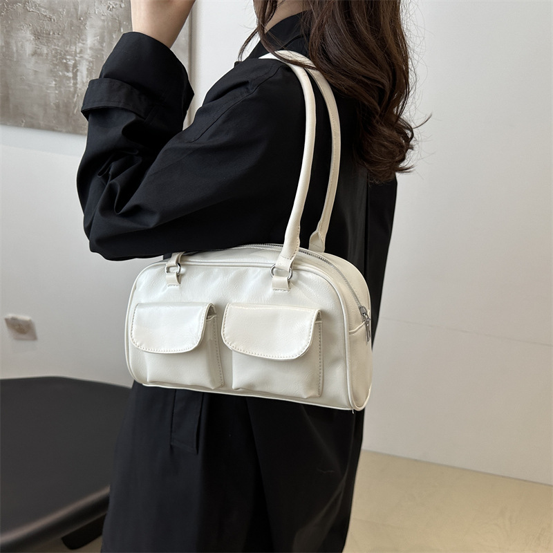 A trendy casual commuting handbag for the autumn of 2024, featuring a niche design for single-shoulder, underarm, and pillow bags details Picture